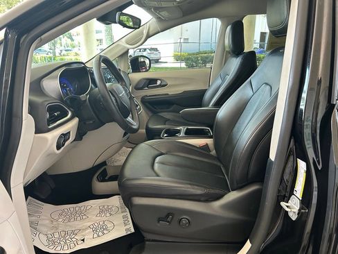 Used 2024 Chrysler Pacifica Touring-L FWD image 6