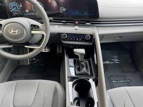 New 2025 Hyundai Elantra SEL image 11