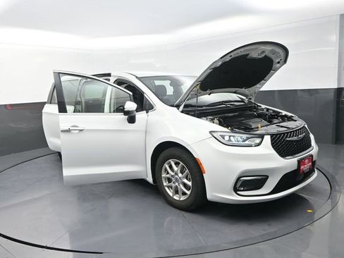 Used 2023 Chrysler Pacifica Touring-L image 33