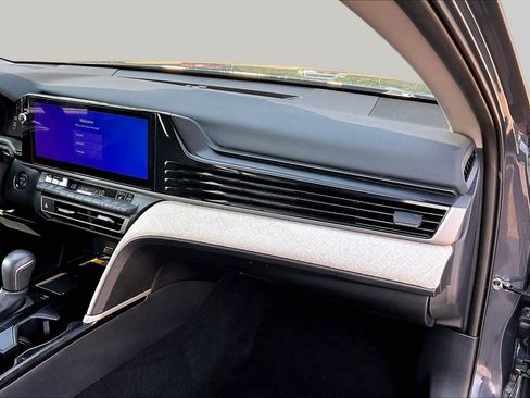 Used 2025 Toyota Camry XLE AWD/4WD image 19