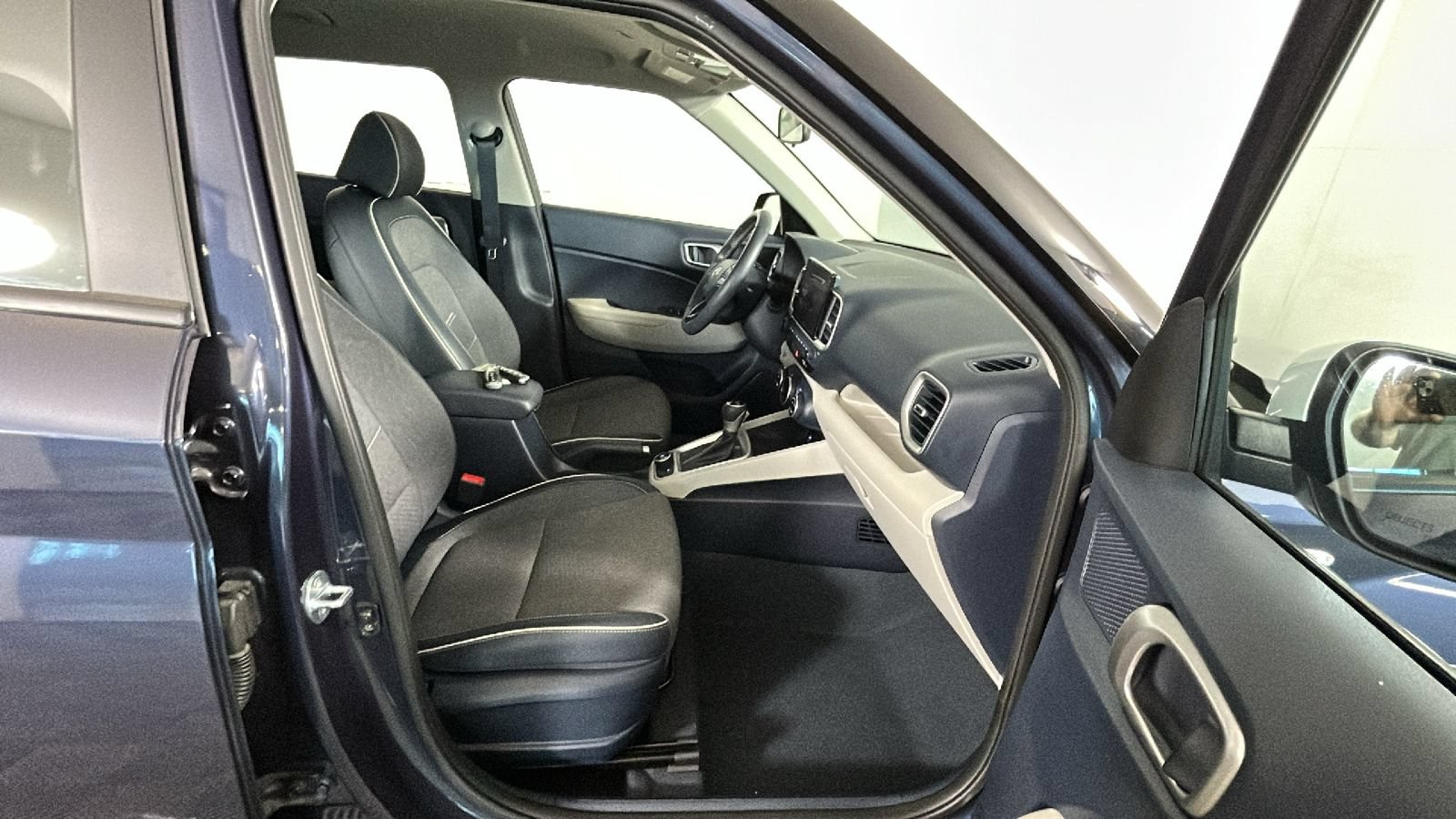 Used 2023 Hyundai Venue Limited FWD image 35