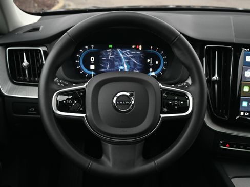Used 2025 Volvo XC60 B5 Plus image 22
