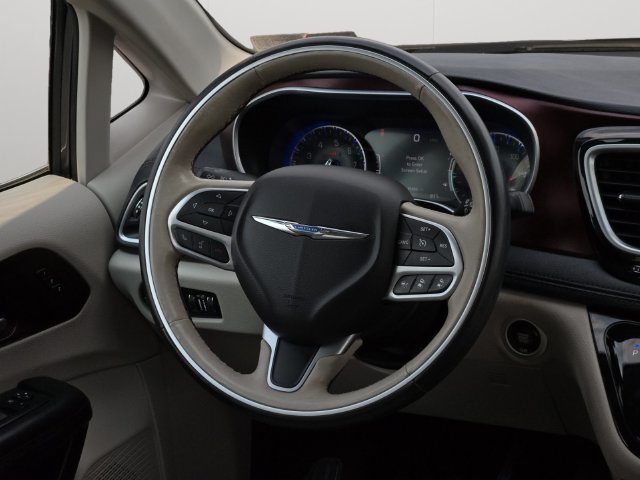 Used 2017 Chrysler Pacifica Limited w/ Advanced Safetytec Group FWD image 19