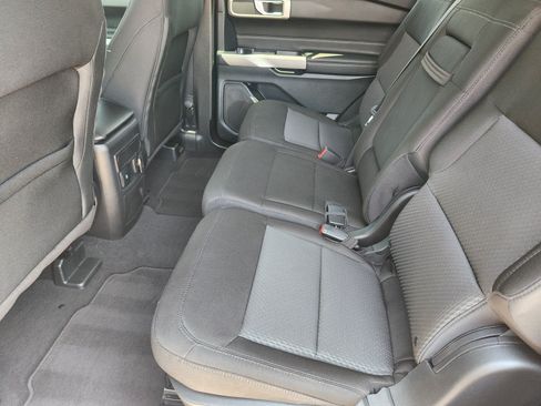 Used 2024 Ford Explorer XLT RWD image 12