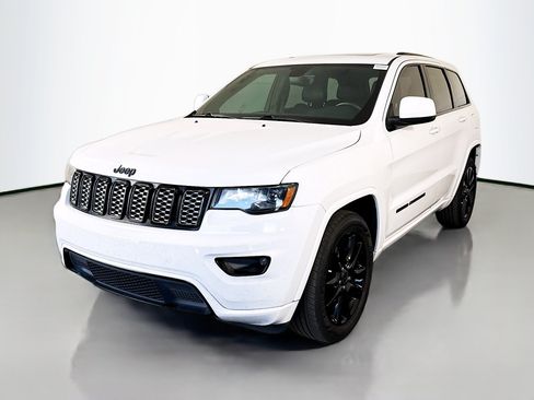 Used 2017 Jeep Grand Cherokee Altitude RWD image 4