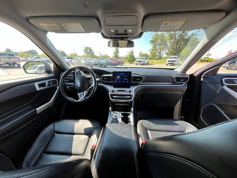 Used 2021 Ford Explorer XLT w/ Equipment Group 202A AWD/4WD image 13
