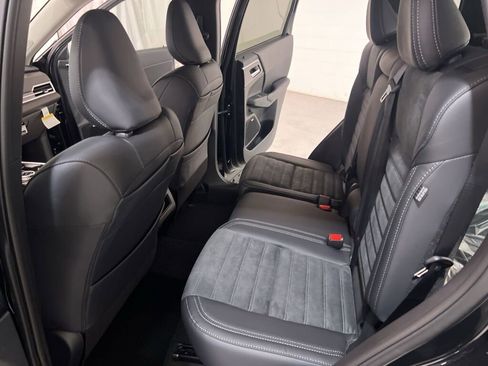 New 2025 Mitsubishi Outlander SE image 12