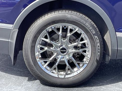 Used 2024 Volkswagen Tiguan SE image 9