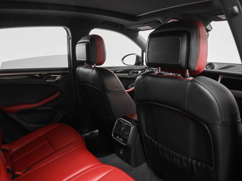Certified 2023 Porsche Macan AWD/4WD image 24