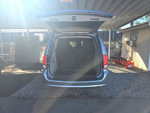 Used 2018 Dodge Grand Caravan SE w/ UConnect Hands-Free Group image 13