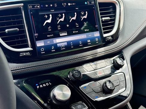 Used 2024 Chrysler Pacifica Pinnacle FWD image 22