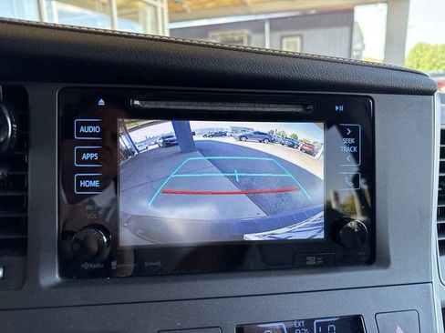 Used 2016 Toyota Sienna XLE Premium FWD image 32