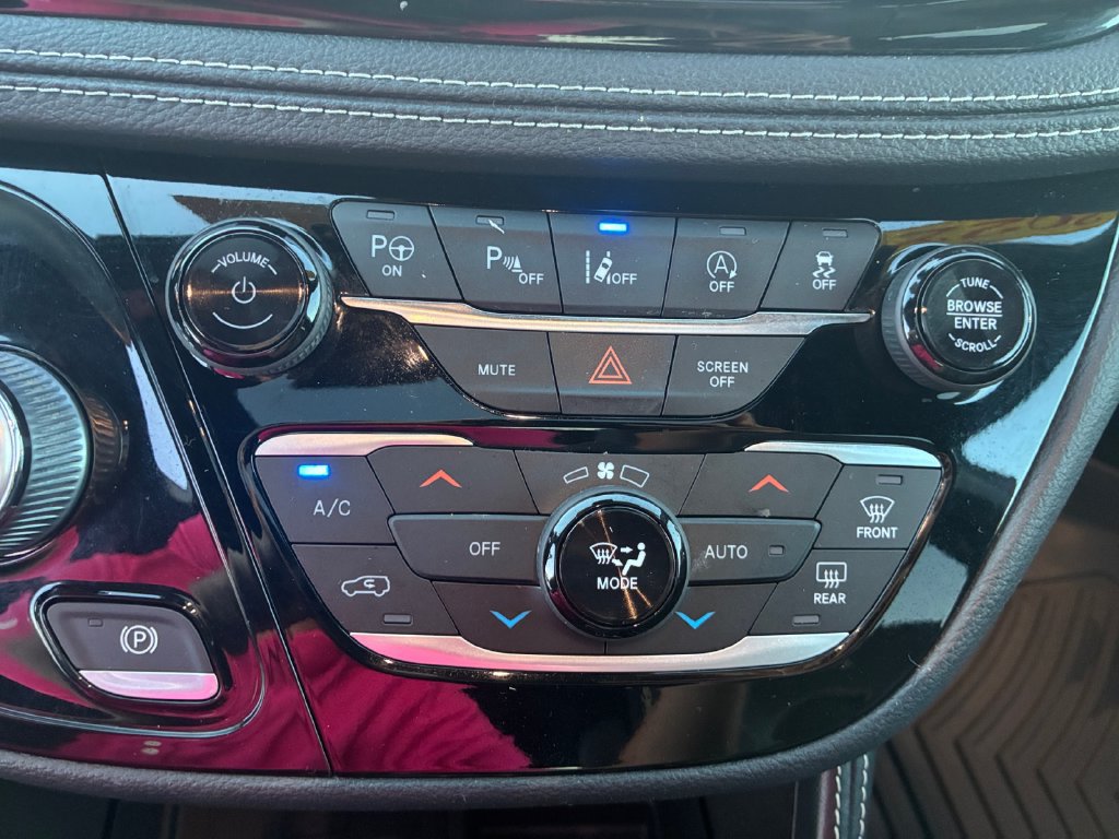 Used 2022 Chrysler Pacifica Limited w/ Uconnect Theater Family Group FWD image 17