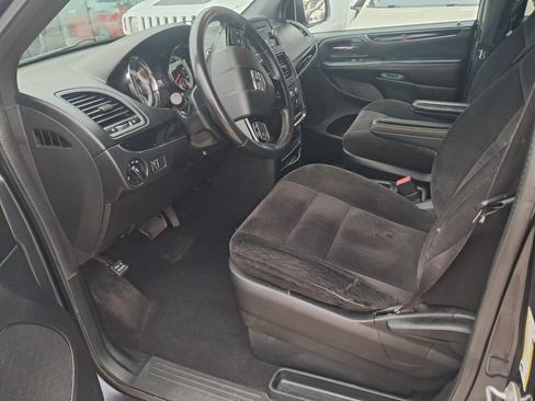 Used 2014 Dodge Grand Caravan SE image 2