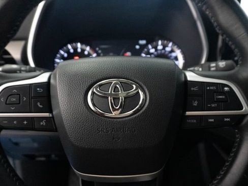 Used 2023 Toyota Highlander XLE FWD image 11