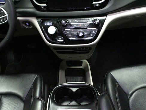 Used 2024 Chrysler Pacifica Touring-L FWD image 21