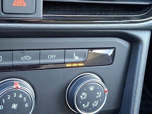 Certified 2022 Volkswagen Taos SE image 32