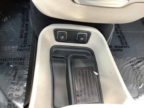 Used 2017 Chrysler Pacifica Limited FWD image 50