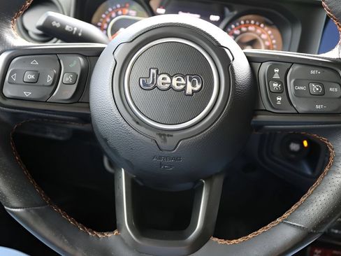 Used 2024 Jeep Gladiator Mojave AWD/4WD image 21