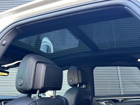 Certified 2025 Porsche Macan image 16