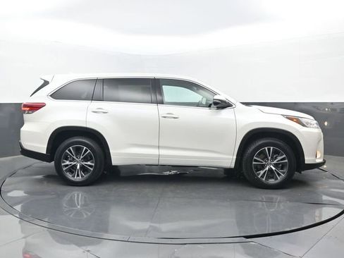 Used 2018 Toyota Highlander Plus FWD image 2