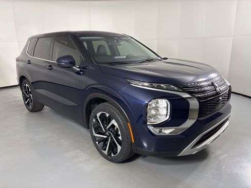 Used 2024 Mitsubishi Outlander SE image 2