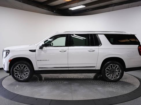 Used 2024 GMC Yukon XL Denali Ultimate AWD/4WD image 4