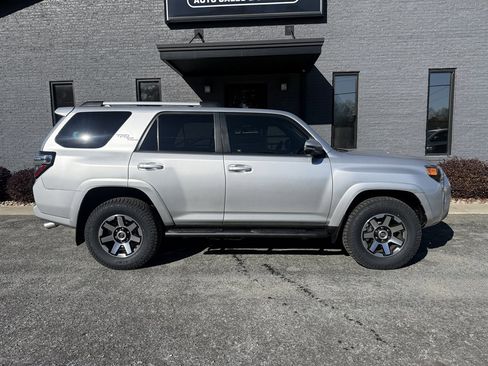 Used 2017 Toyota 4Runner TRD Off-Road Premium image 4