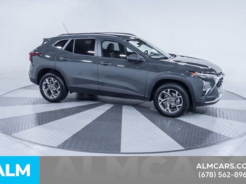 Used 2025 Chevrolet Trax LT FWD image 11