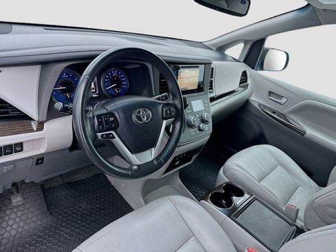 Used 2015 Toyota Sienna XLE image 7
