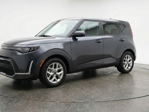 Used 2025 Kia Soul LX w/ LX Technology Package FWD image 3