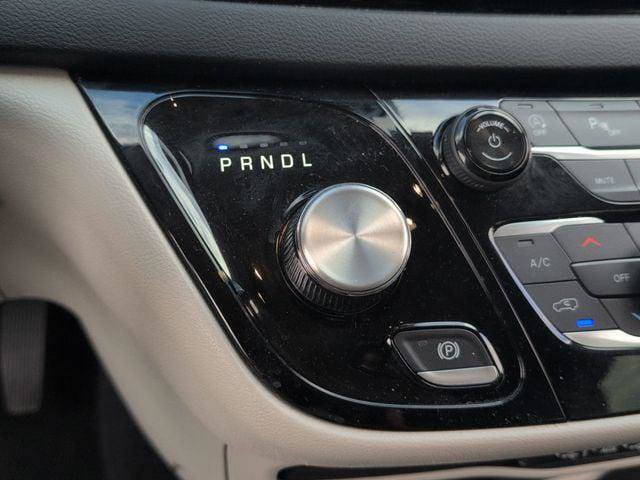 Certified 2023 Chrysler Pacifica Touring-L FWD image 12