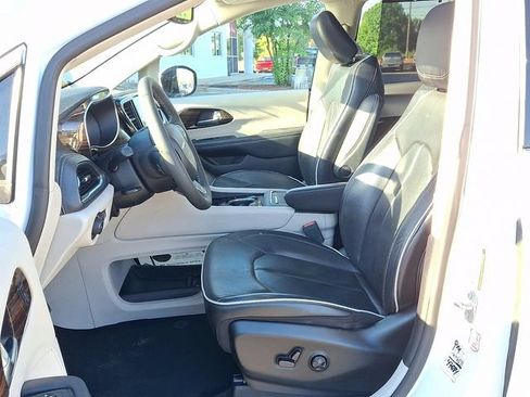 Used 2023 Chrysler Pacifica Limited FWD image 11