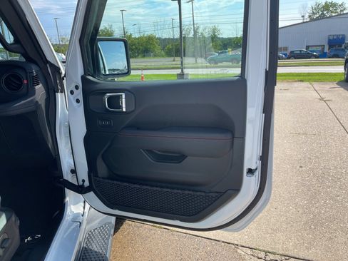 Used 2025 Jeep Gladiator Rubicon AWD/4WD image 18