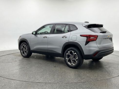 Used 2025 Chevrolet Trax LT w/ LT Convenience Package FWD image 6