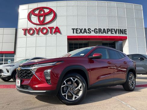 Used 2025 Chevrolet Trax LT image 2