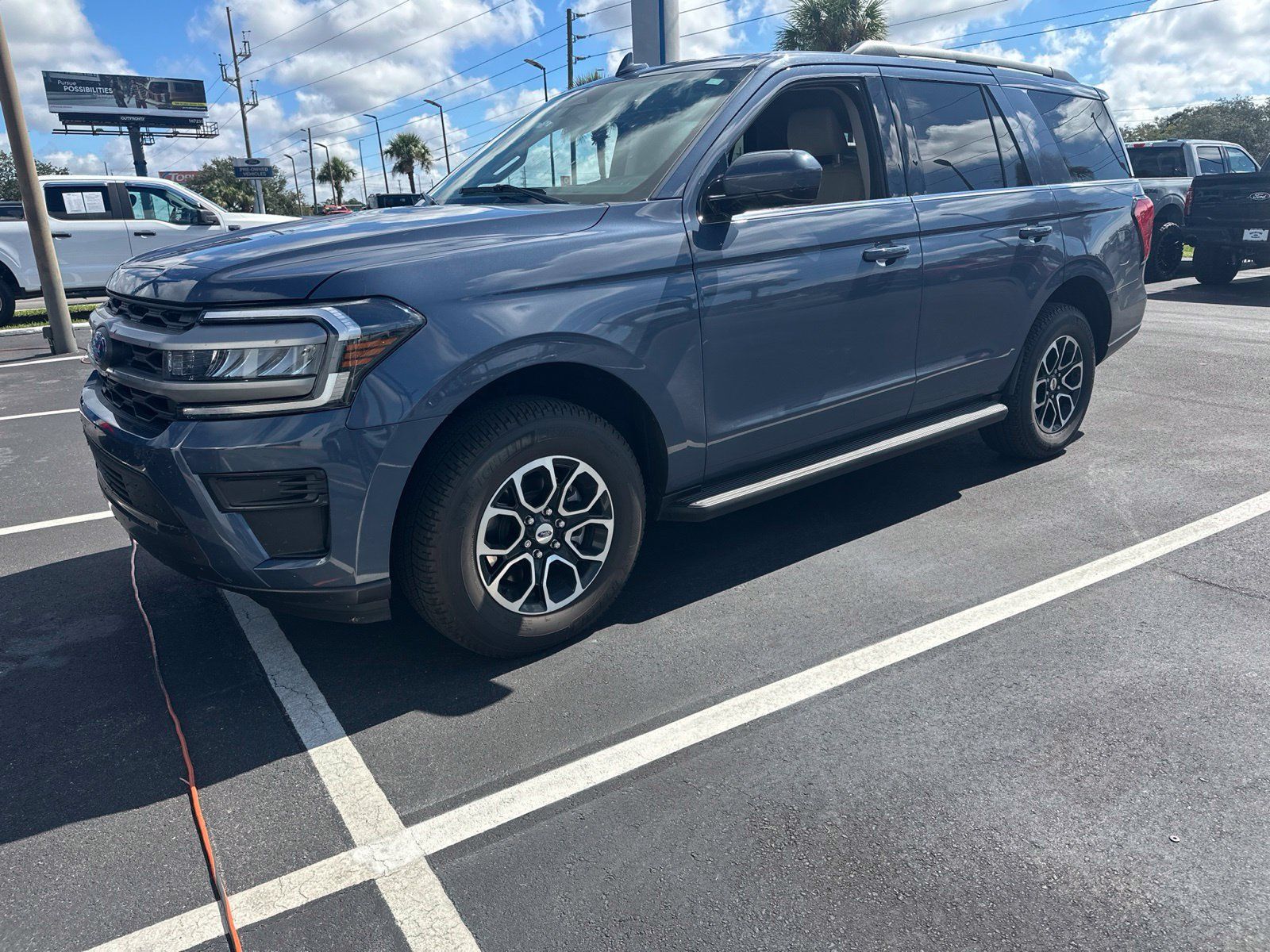 Used 2023 Ford Expedition XLT RWD image 2