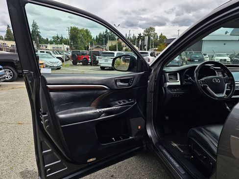 Used 2015 Toyota Highlander Limited Platinum AWD/4WD image 19