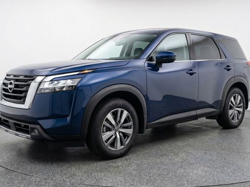 Used 2025 Nissan Pathfinder SV FWD image 3