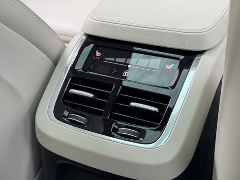Used 2024 Volvo XC90 T8 Ultimate w/ Lounge Package image 35