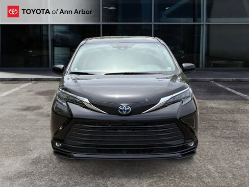Used 2025 Toyota Sienna XLE FWD image 6