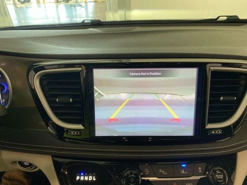 Used 2023 Chrysler Pacifica Touring-L AWD/4WD image 42