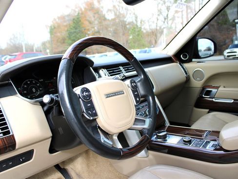 Used 2017 Land Rover Range Rover HSE image 16