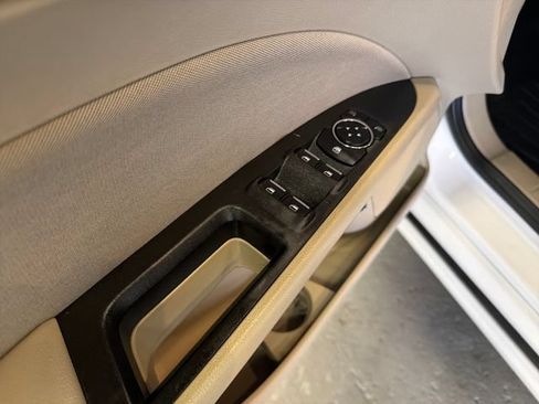 Used 2018 Ford Fusion SE FWD image 13