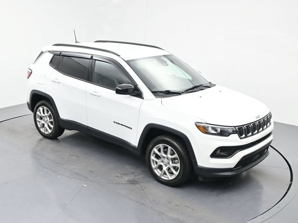 Used 2024 Jeep Compass Latitude AWD/4WD image 17