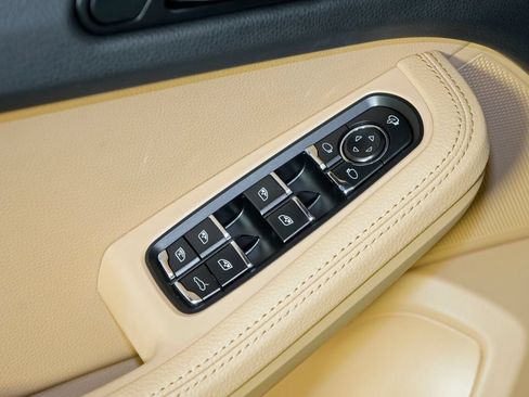 Certified 2023 Porsche Macan AWD/4WD image 16