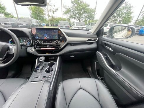 Used 2025 Toyota Highlander XLE AWD/4WD image 16