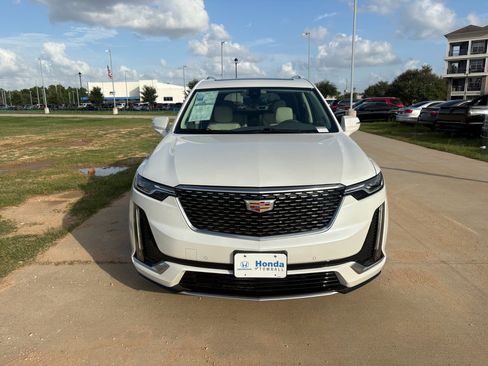 Used 2024 Cadillac XT6 Premium Luxury AWD/4WD image 3