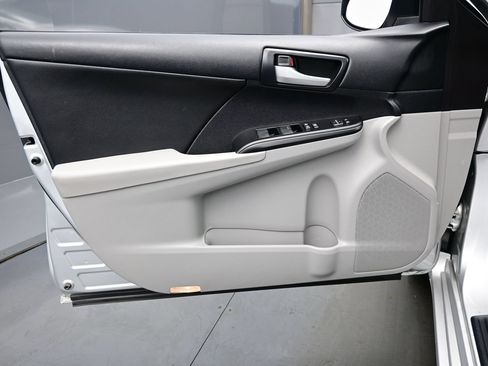 Used 2014 Toyota Camry LE FWD image 9