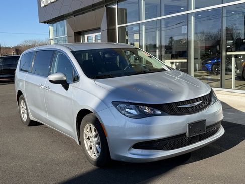 Used 2023 Chrysler Voyager LX image 2